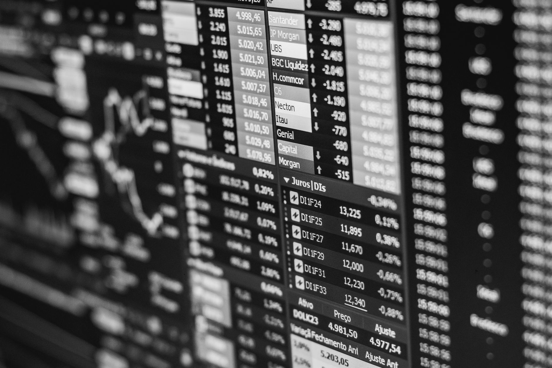 Yabancı Alımları Kospi'yi 8.000'in Üzerine Taşıdı; Oynaklık Gelecek Hafta da Sürebilir