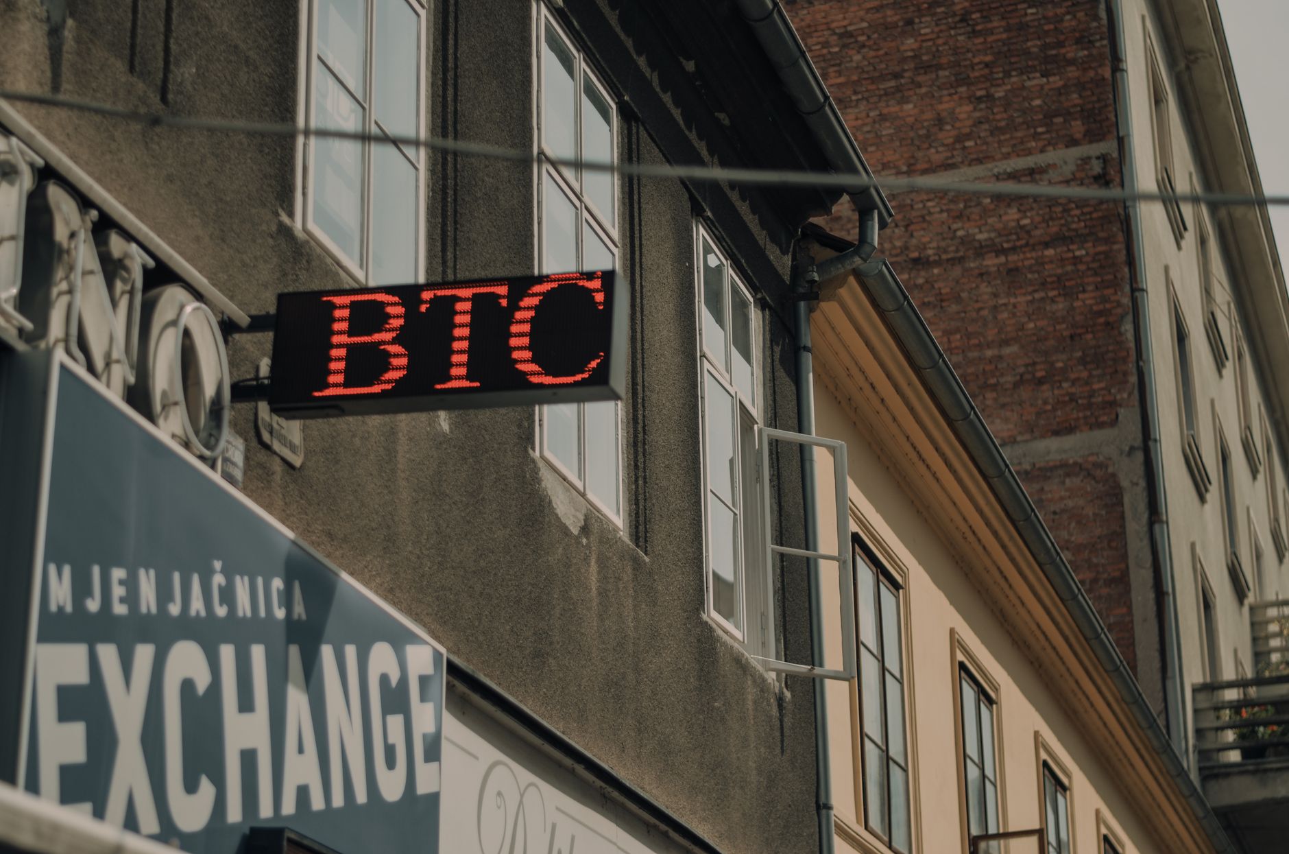 Binance, MiCA Düzenlemeleri Kapsamında AB'de Hizmetlerini Durduruyor, Regülatörlerle Temasta