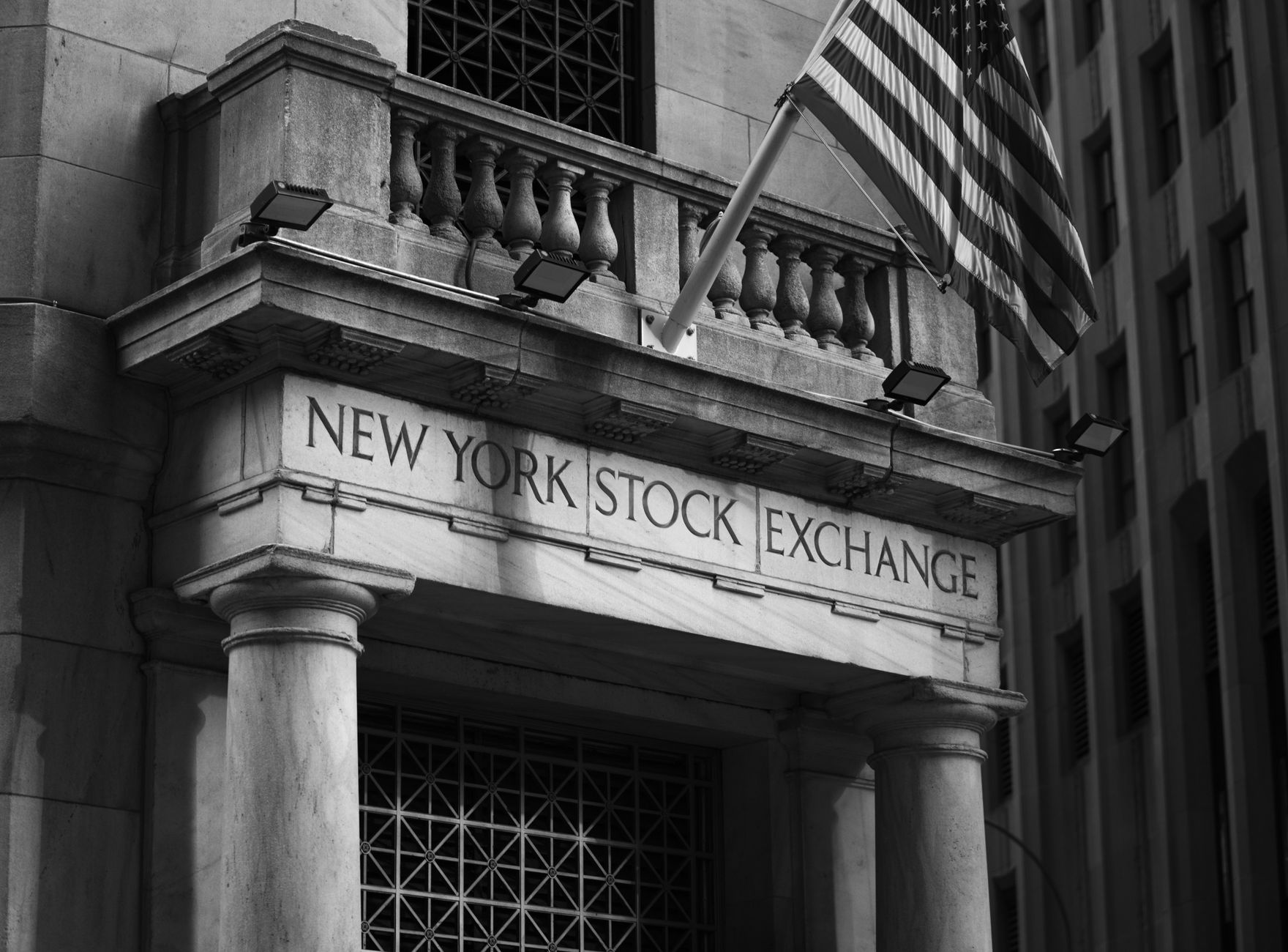 Wall Street Yapay Zeka ve Çip Hisselerindeki Geri Çekilişin Süreceğini İzleyecek: New York ve Şanghay İçin Haftalık Görünüm