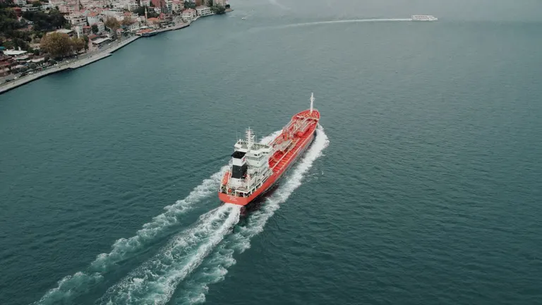 Petrol Fiyatları Hürmüz Boğazı'nın Yeniden Açılması Umuduyla İkinci Günde de Geriledi; WTI 75 Doların Yakınında