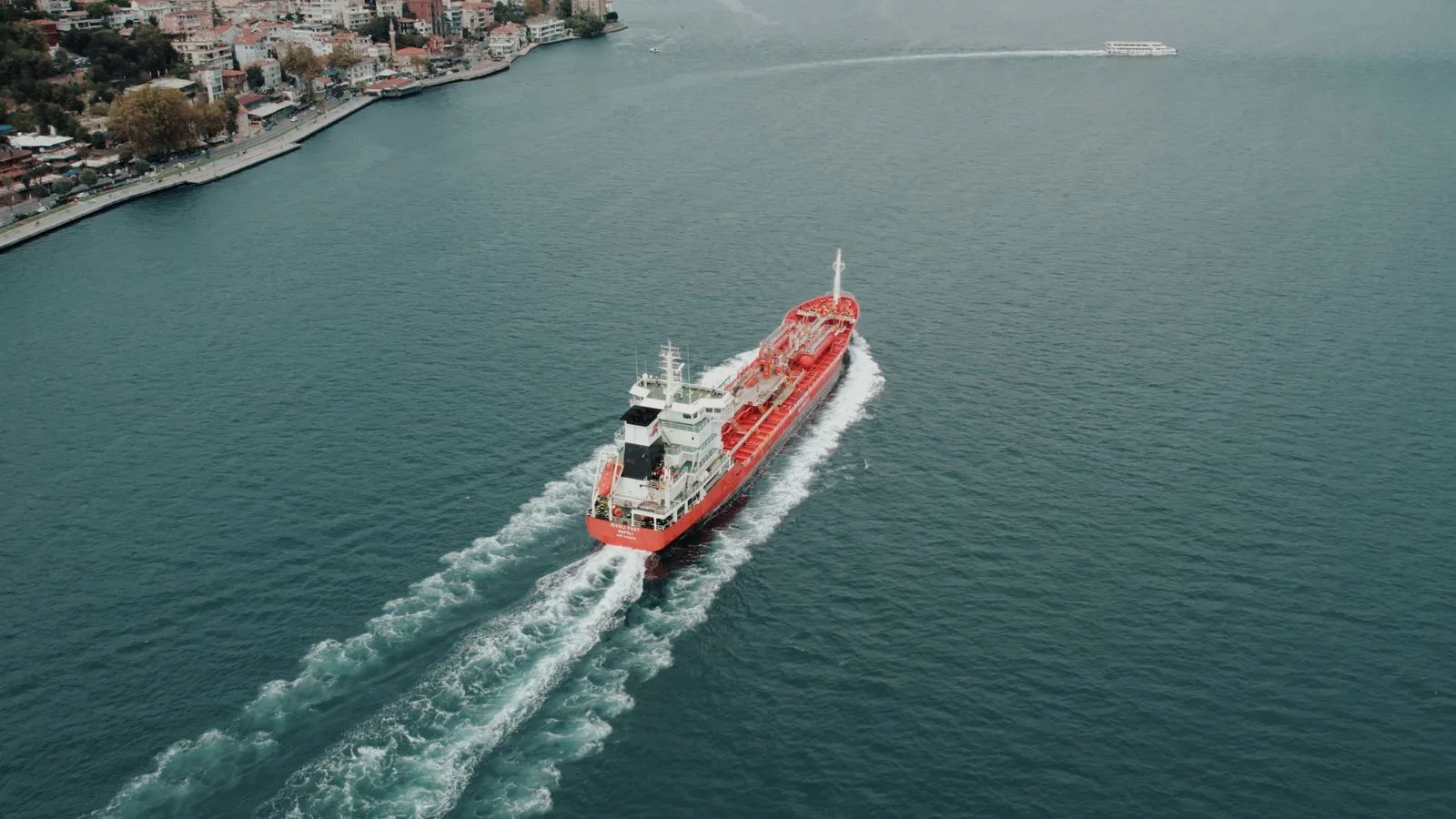 Petrol Fiyatları Hürmüz Boğazı'nın Yeniden Açılması Umuduyla İkinci Günde de Geriledi; WTI 75 Doların Yakınında