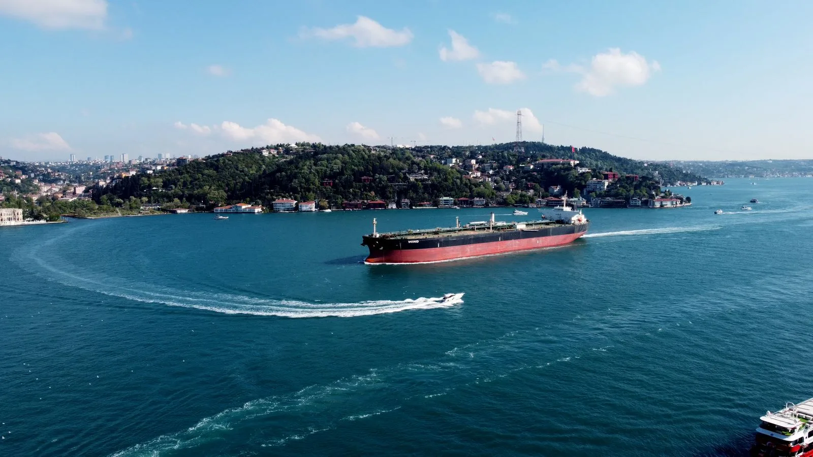 Petrol, Hürmüz Boğazı Müzakerelerindeki Gecikmeyle 84 Doların Üzerinde Yükselişini Sürdürüyor
