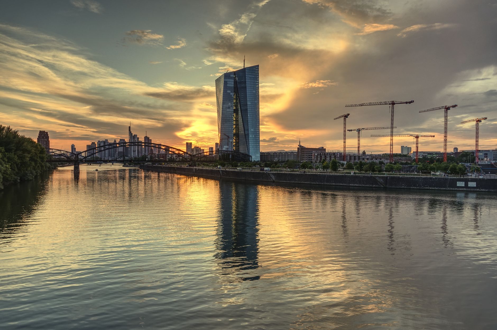 ECB Yetkilileri, Hürmüz’ün Yeniden Açılmasına Rağmen Faiz Artırımı Olasılığını Koruyor
