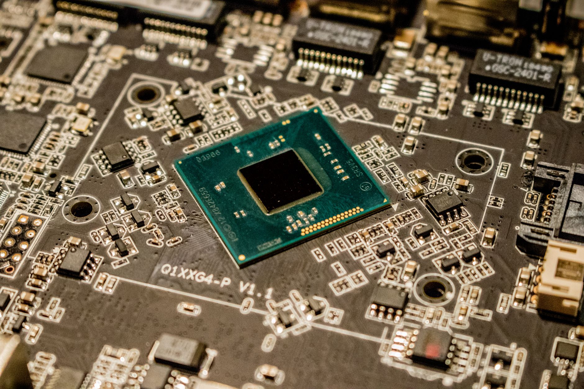 Hanwha Yatırım Menkul, SK Hynix Hedef Fiyatını 4,3 Milyon Won'a Yükseltti: LTA, HBM ve ADR Beklentileri
