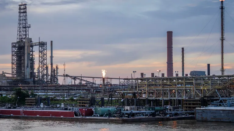 Dünyanın En Büyük Petrol Üreticisi ABD Enerji Fiyatlarını Neden Düşüremiyor?