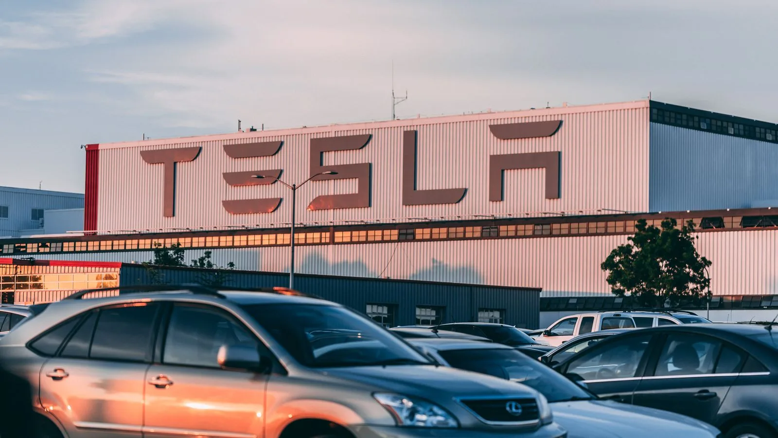 Musk, WSJ'nin Tesla'nın Çin Satışı Haberini 'Saçma Sahte Haber' Olarak Nitelendirdi