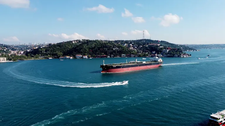 Petrol, Hürmüz Boğazı Müzakerelerindeki Gecikmeyle 84 Doların Üzerinde Yükselişini Sürdürüyor