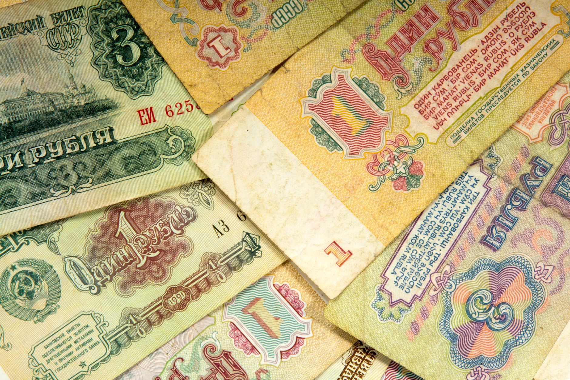 Yaptırımlı Rus Stablecoin’i A7A5 Hacim Şişirme İddialarıyla Karşı Karşıya