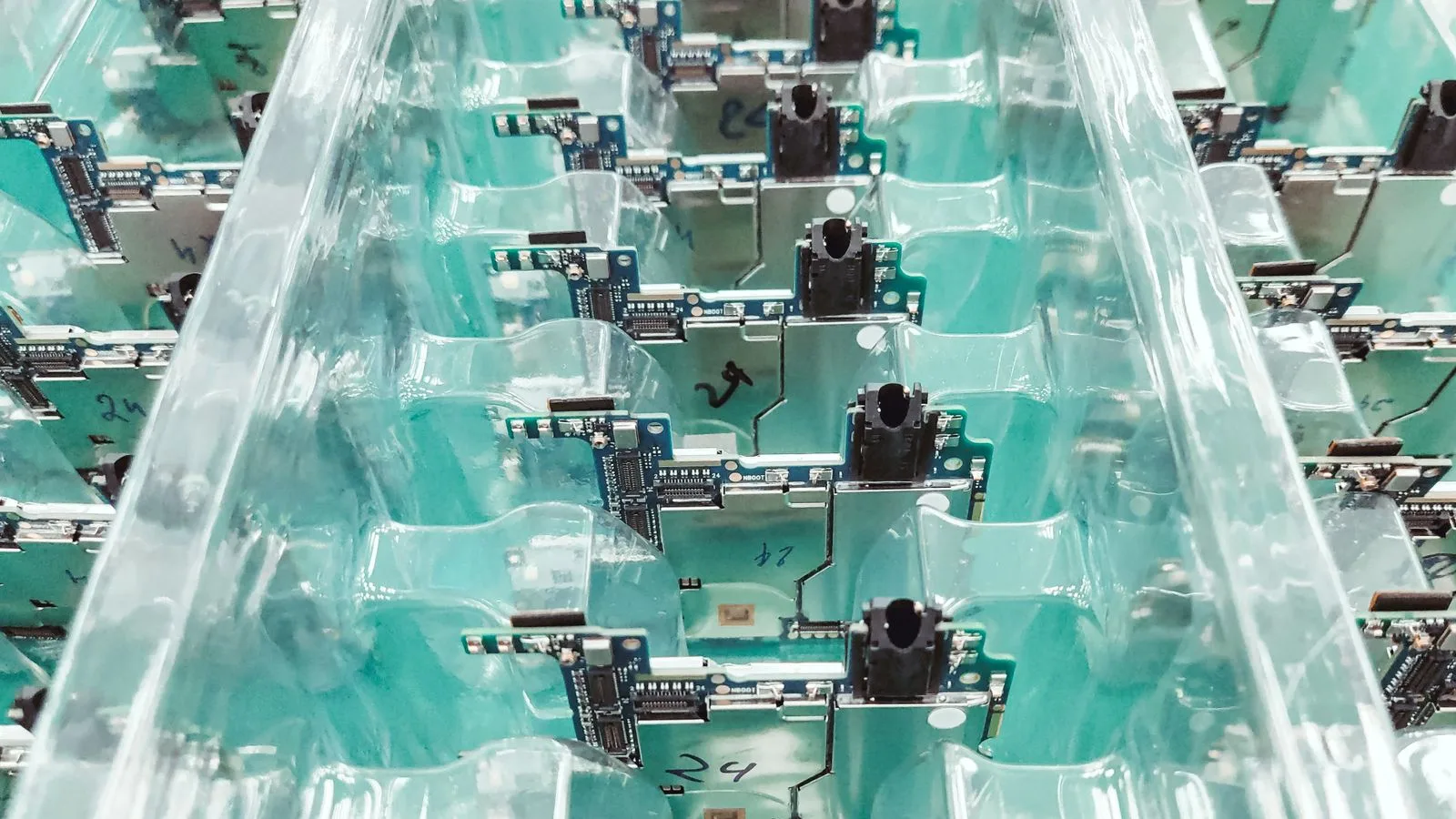 Çip Hisselerindeki %8'lik Düşüşe Rağmen UBS ve Barclays İyimserliğini Koruyor